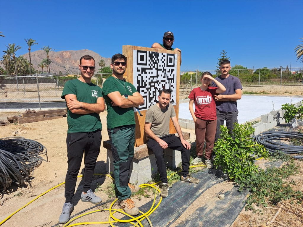 14. Instalación del panel informativo Autoponic. Para la difusión del proyecto en el centro