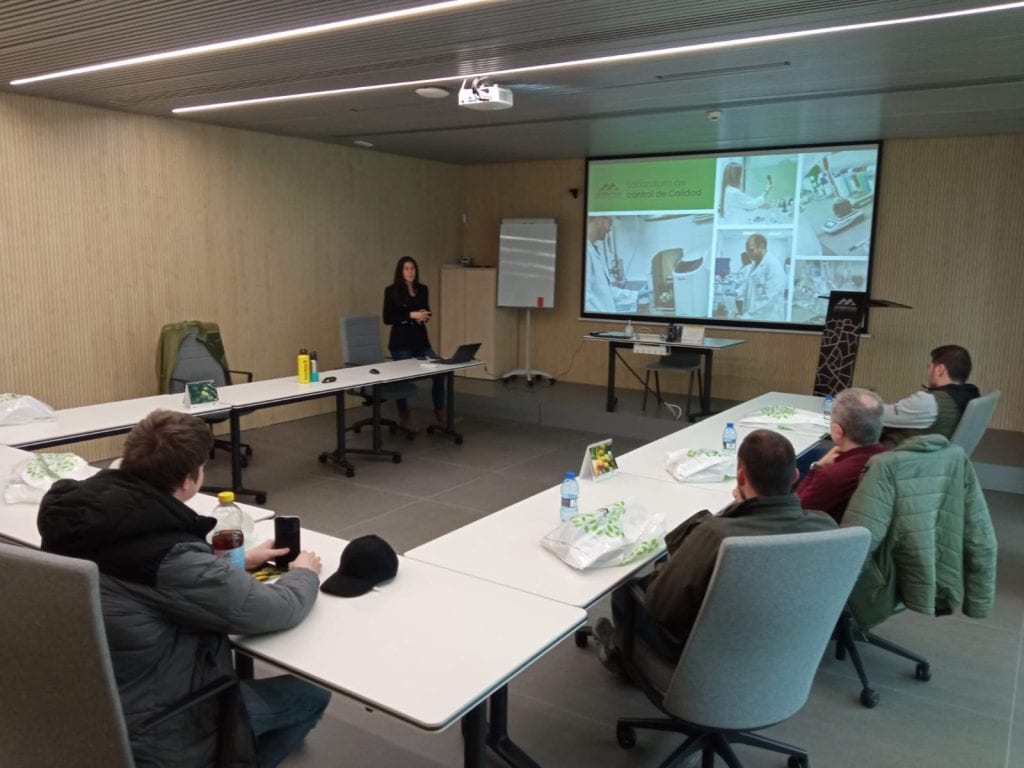 8. Atlántica Agrícola. Formación área técnica nutrición vegetal y suelo impartida por Mari Carmen Martí y Pablo Muñoz en su sede de Villena (Alicante)